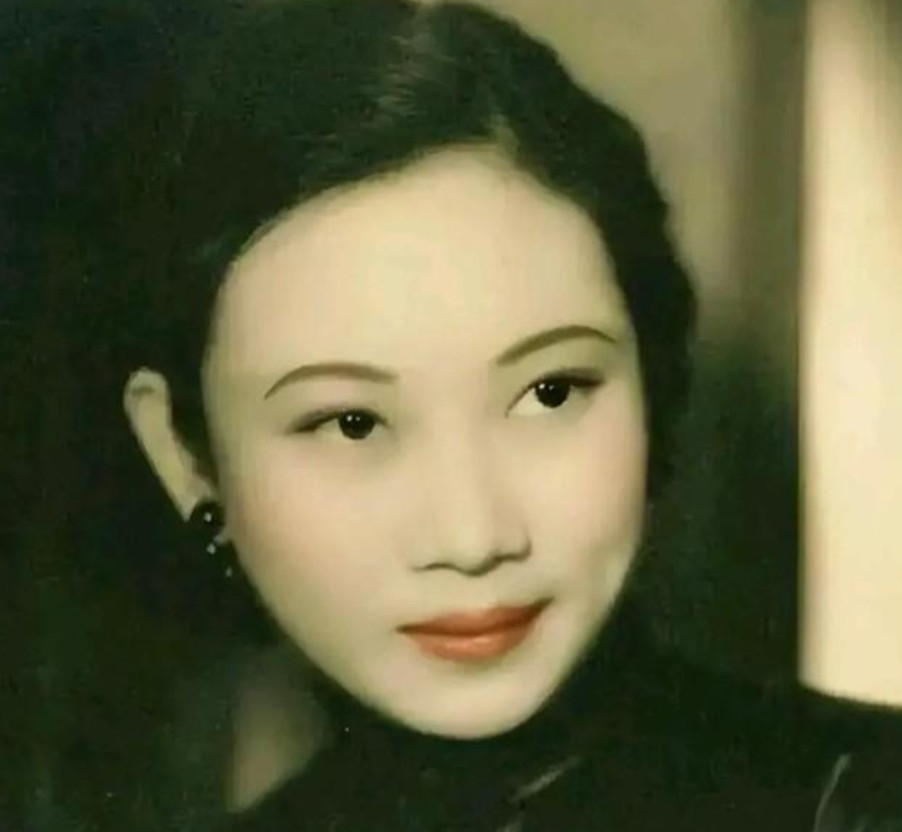 1946年，一代美人胡蝶被按在床上，戴笠撕扯着她的旗袍：“想你丈夫孩子平安，就乖