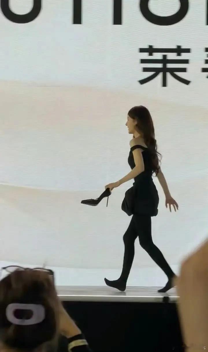 赵露思又在作什么妖呢光着脚[汗]​​​