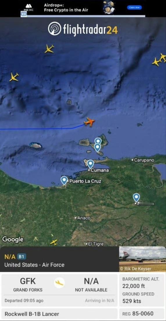 美国两架B-1B“枪骑兵”轰炸机在距离玛格塔岛不到20英里的范围内飞行,从委内瑞