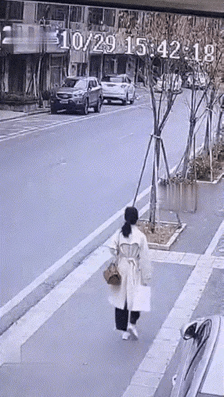 两台车在马路的一边相撞，路过的女子居然在马路的另一边慢慢的倒下了，始终没有搞明白
