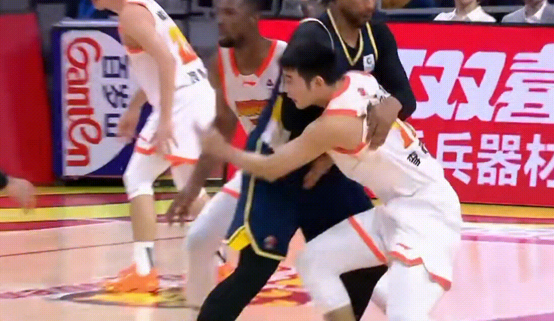 广东队一波流拉开分差，萨林杰在场上作用太明显了，扎实的掩护质量，高位妙传秀策应，
