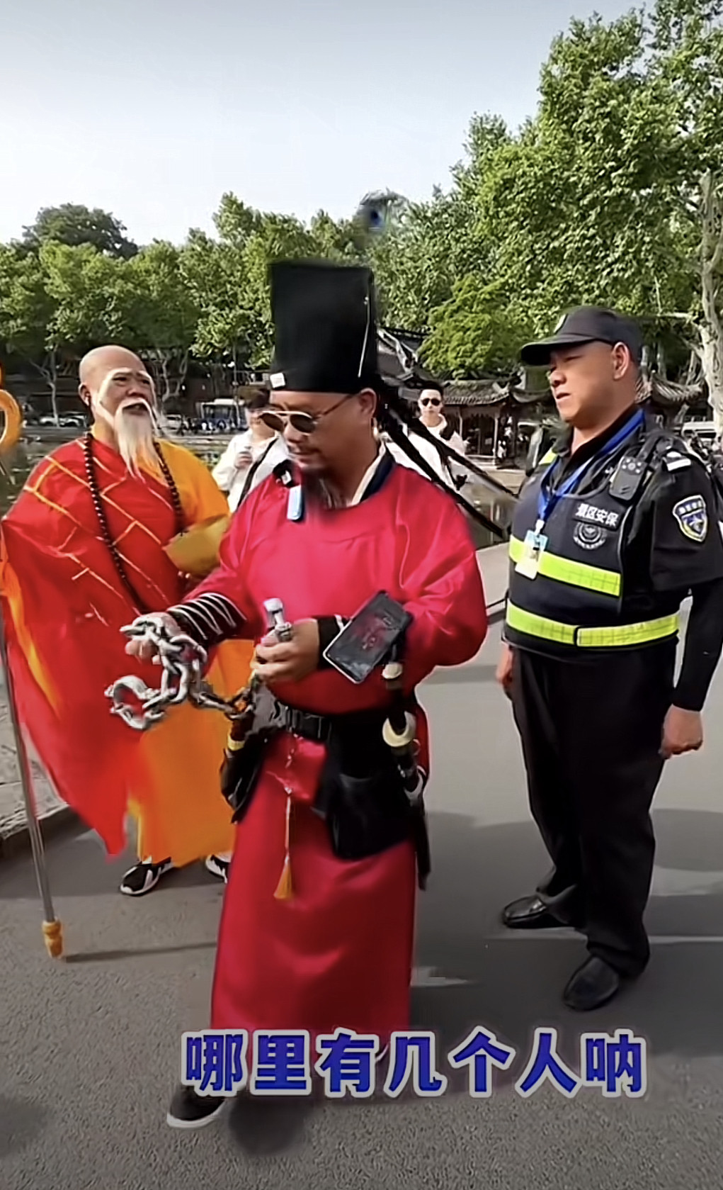 西湖本来就是白蛇青蛇的老窝，法海是来抓蛇的，不要为难他！