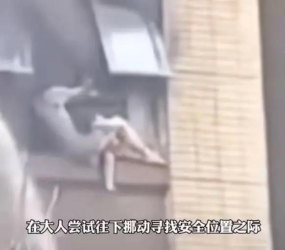 一对母女在连云港火灾中站到外墙腰线等待救援，消防队赶到现场后虽努力喷水，但终未能