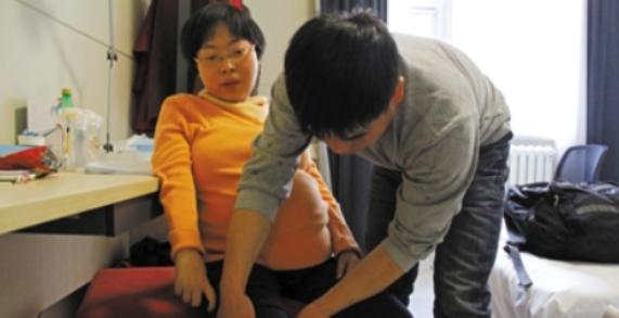 2011年，江西男子罗忠木迎娶瘫痪在床的吕元芳。婚礼前夜，岳母偷偷劝他离开：“