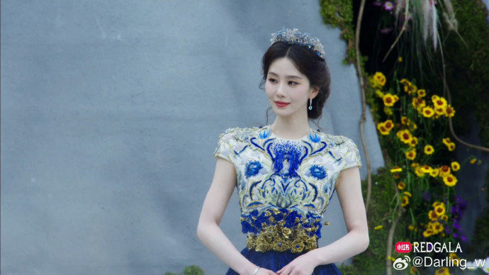 刘诗诗蓝裙造型梦回龙葵刘诗诗高定蓝裙刘诗诗高定蓝裙，刘诗诗蓝裙造型梦回龙葵，咱