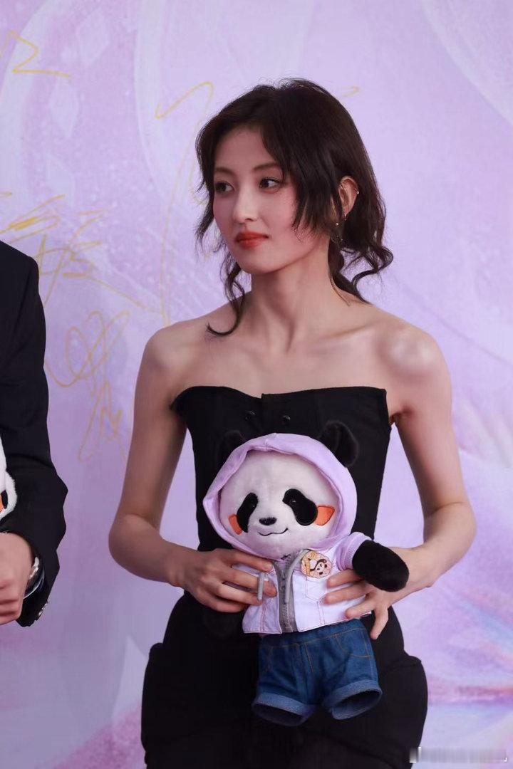 张子枫百花奖采访张子枫在百花奖采访里说到李晓，把家国情怀讲得自然又真挚。她一直