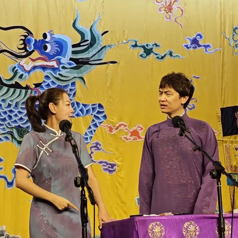 昨晚！德云社赵芸一与师哥郭霄汉搭档在三庆园为观众带来作品《捉放曹》。在介绍郭霄汉