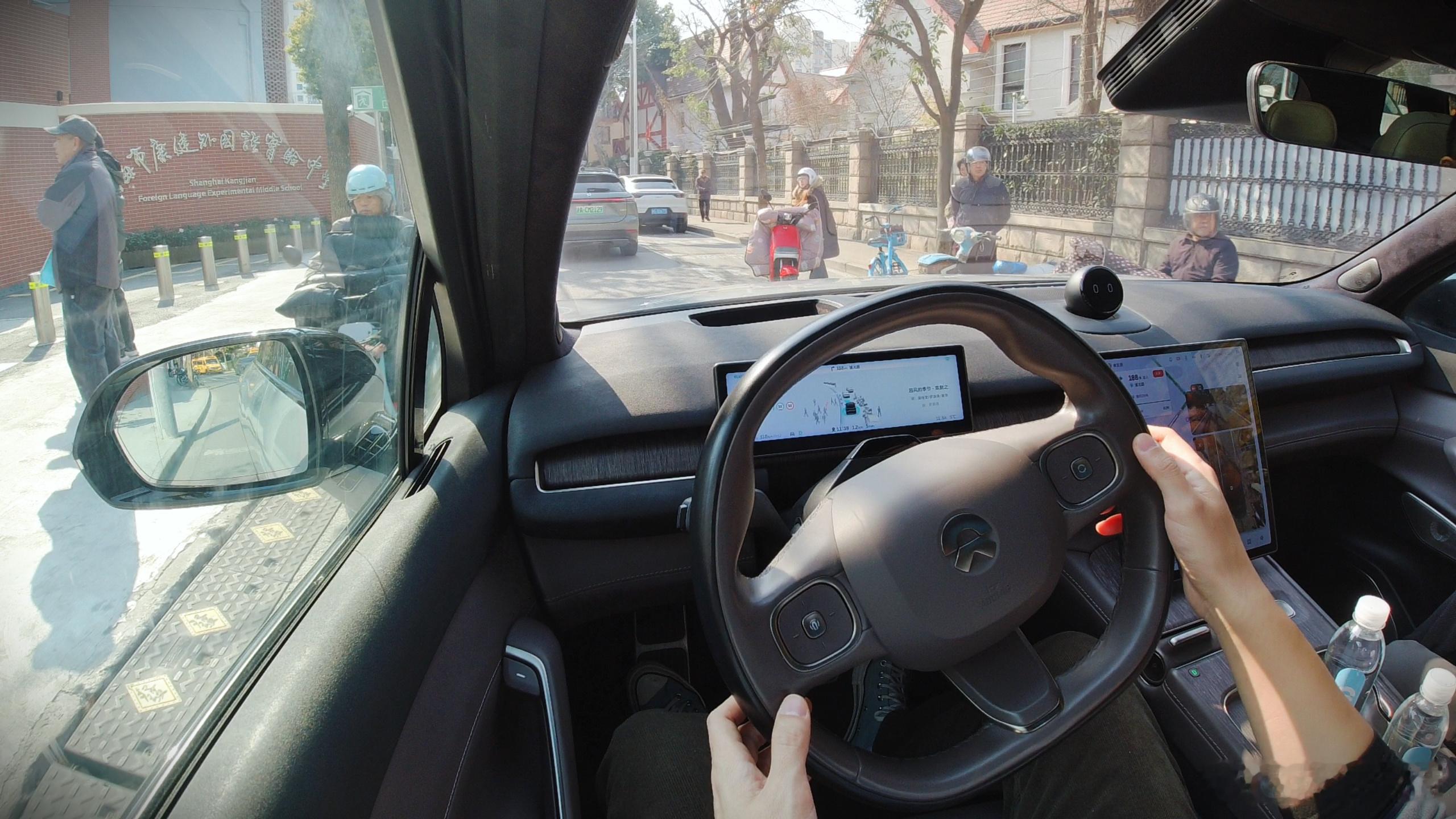 蔚来智驾新版本车主都收到了，看了车主们的反应，基本上和我之前体验的一直，用一句话