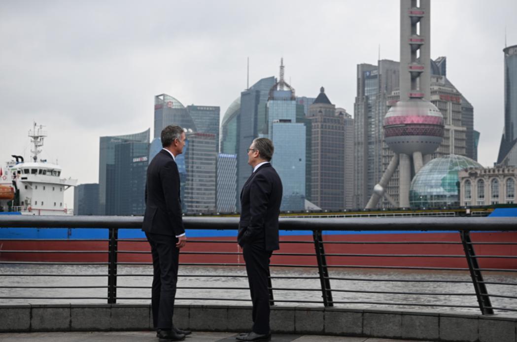 1月31日英国首相访华第四天逛外滩，双手插裤兜走在江边儿，感受上海美景！看来访华