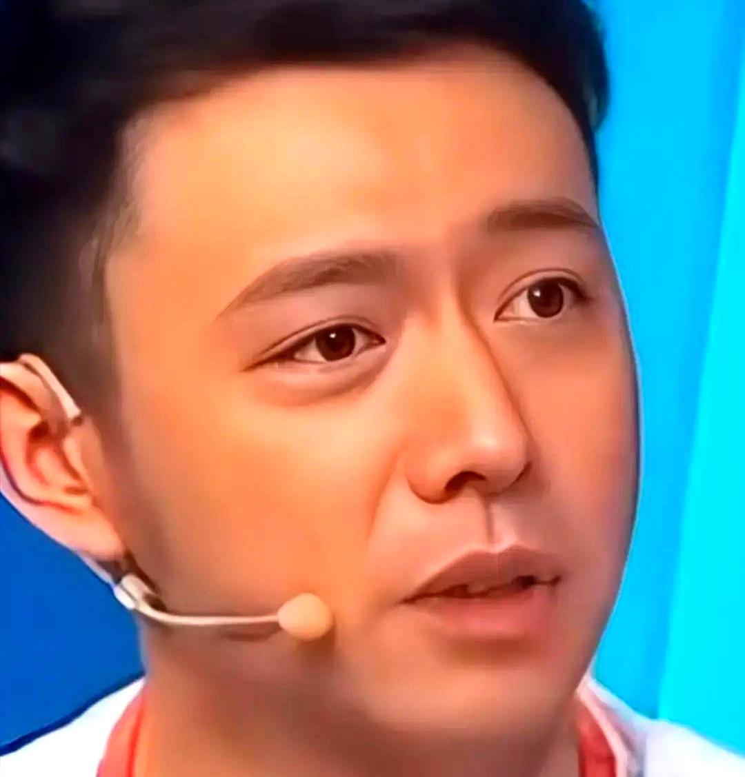 当年拍《潜伏》前，演员曹炳琨穷到只能在网吧帮人代练游戏，就为了挣第二天的饭钱，结