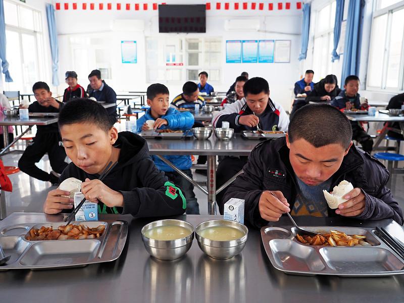 教育反腐打到基层校长头上了，一线教师说句心里话。今天教师群炸了。隔壁县一个校