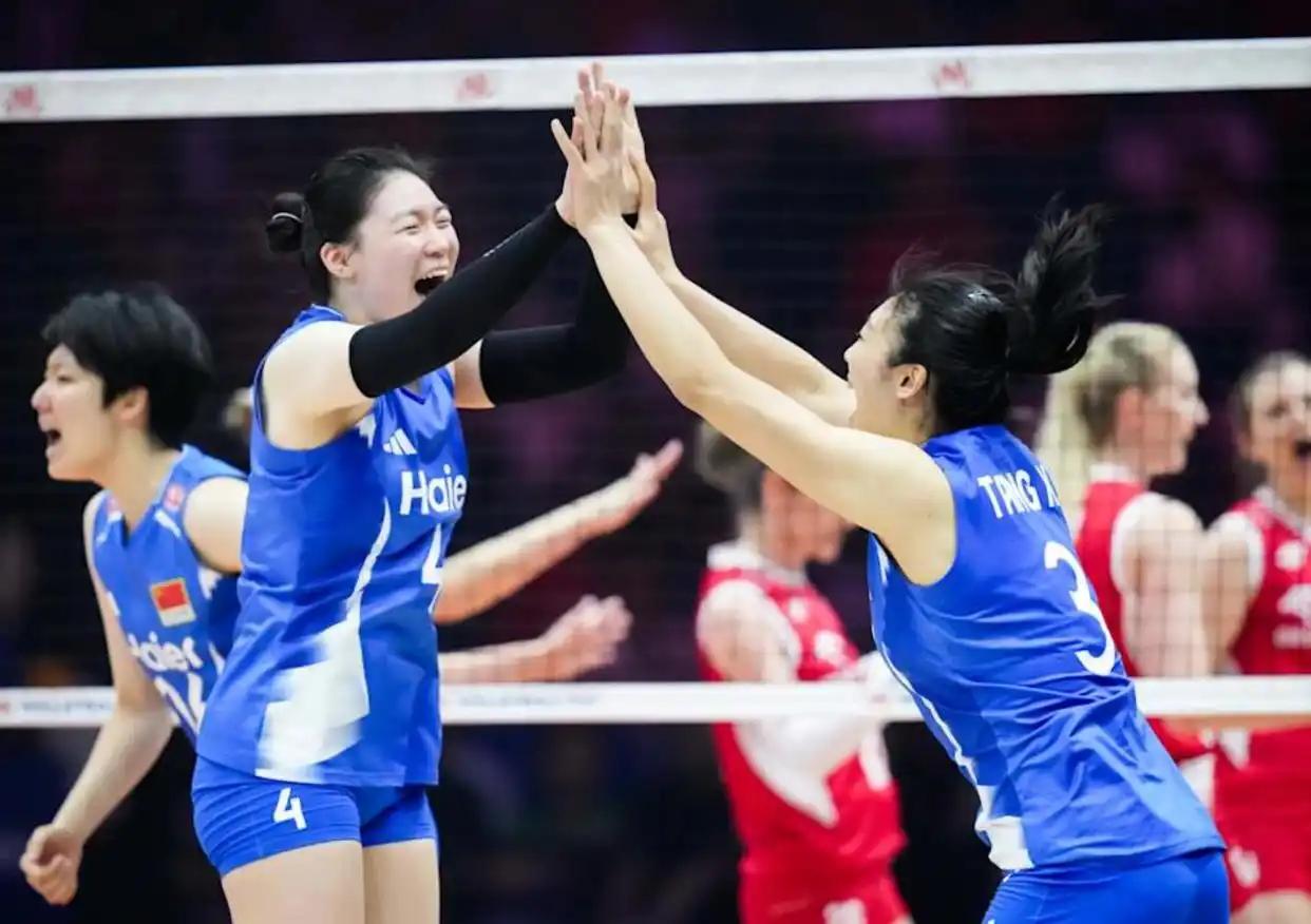 女排世联赛南京站中国女排三方面表现十分抢眼，令国人惊喜，获国际排联盛赞，假以时日