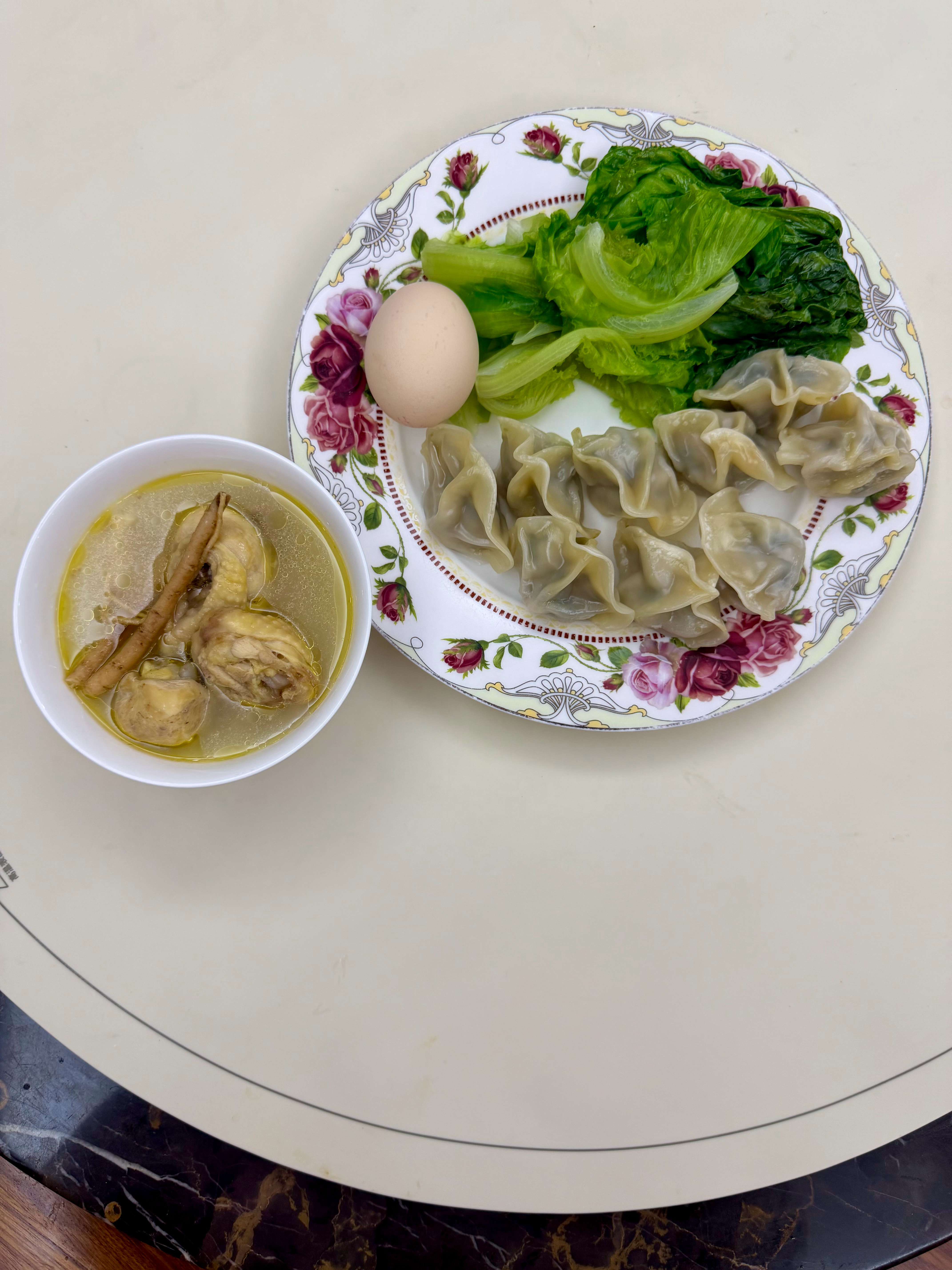 好好活着今日早餐：鸡蛋，蒸饺，生菜，人参鸡汤。