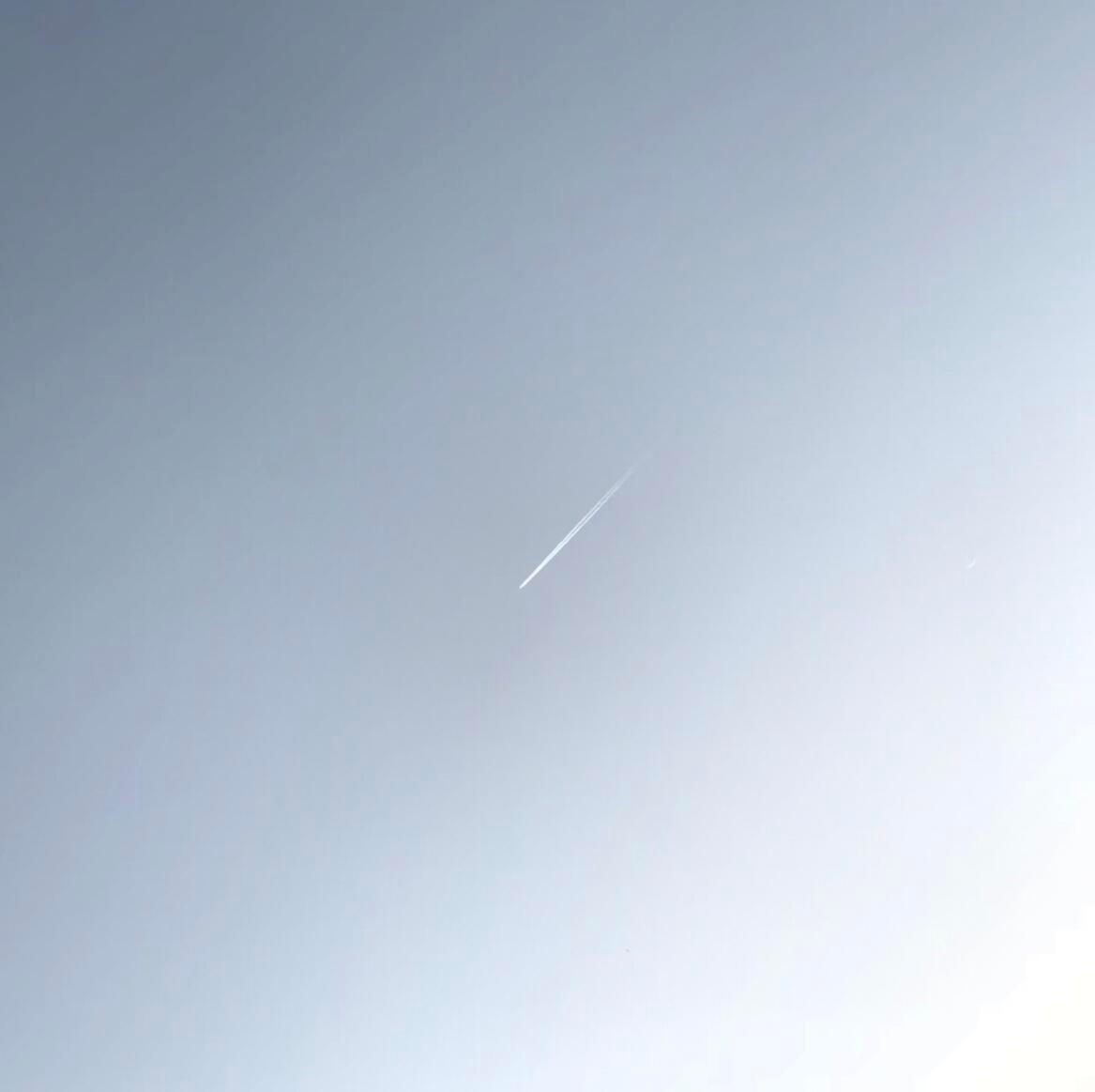 淡淡的简约背景图至少我們抬頭仰望天空的時候看的是同一場星星不是嗎