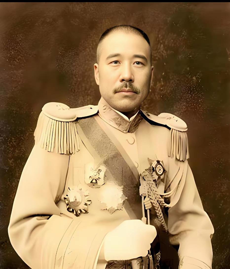 1921年，张宗昌混得底朝天，硬着头皮跑去奉天投张作霖。兜比脸干净，礼都备不