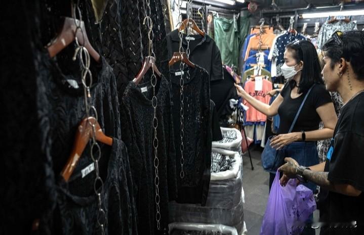 泰国王太后逝世,曼谷商家低价售丧服致哀。泰国诗丽吉王太后本月24日病逝后,泰