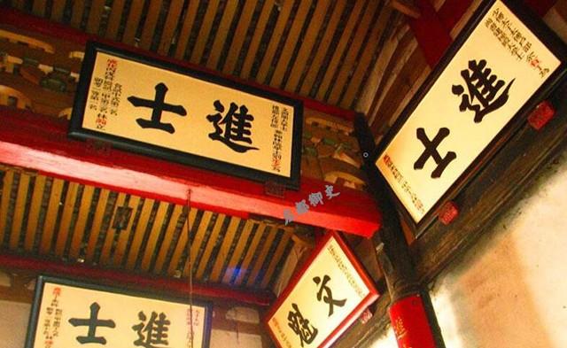 清代的职官是非世袭的，但是做到一定级别，即文四品以上、武三品以上就具有“半世袭”