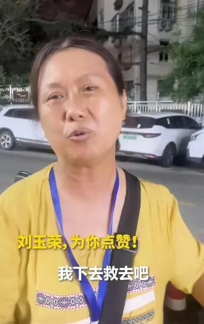青岛救人大姨身份破防！玉米摊后藏着58岁母亲的伤痕[哭哭]李慰农公园那个飞身跳