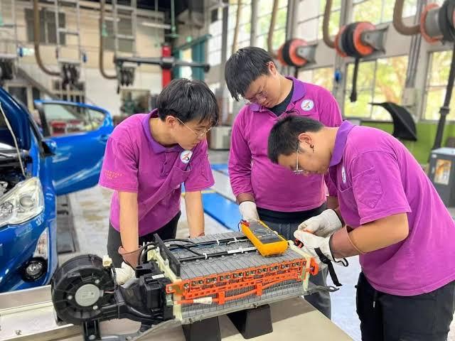 电车没干掉油车，却让6万家修理厂先关了门？虽然现在电车卖的多，但油车还是保有量