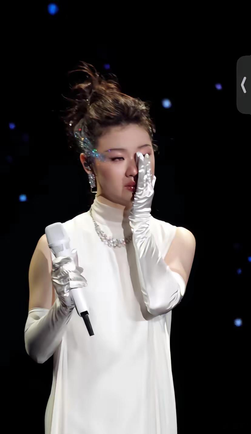 终于发现了这个端倪，​不因为林志炫回归冲榜成功，​也不是淘汰了GAI，而是单依纯