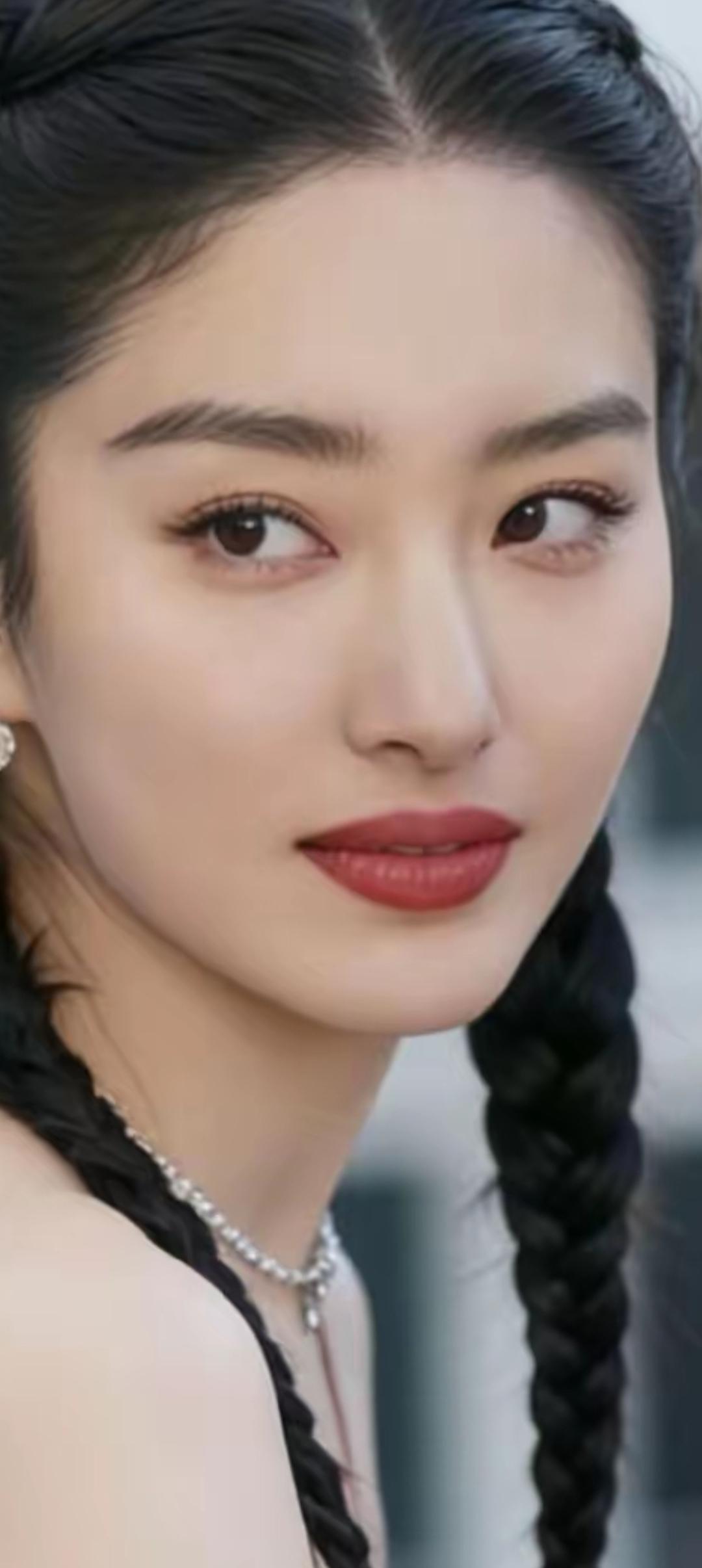 优雅黑发编辫，精致妆容，红唇诱惑，时尚项链点缀，完美女神范儿！💄👗✨