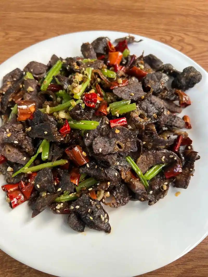 东北打工族最喜欢的10个菜1干煸肺片2尖椒干豆腐3川椒土豆丝4熘肉段