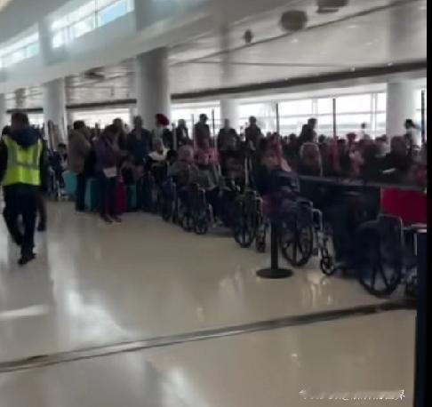 美国飞印度的航班登机口常年排着浩浩荡荡的轮椅长龙，印度航空都曾透露，这类航班竟有