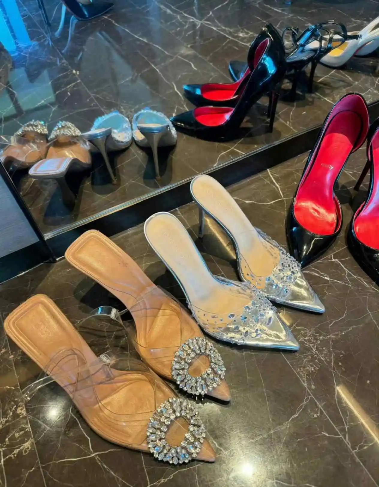 一到高跟鞋夏天，就是对各种高跟鞋的爱不释手，老公是意见大的很了，说败家。有没有