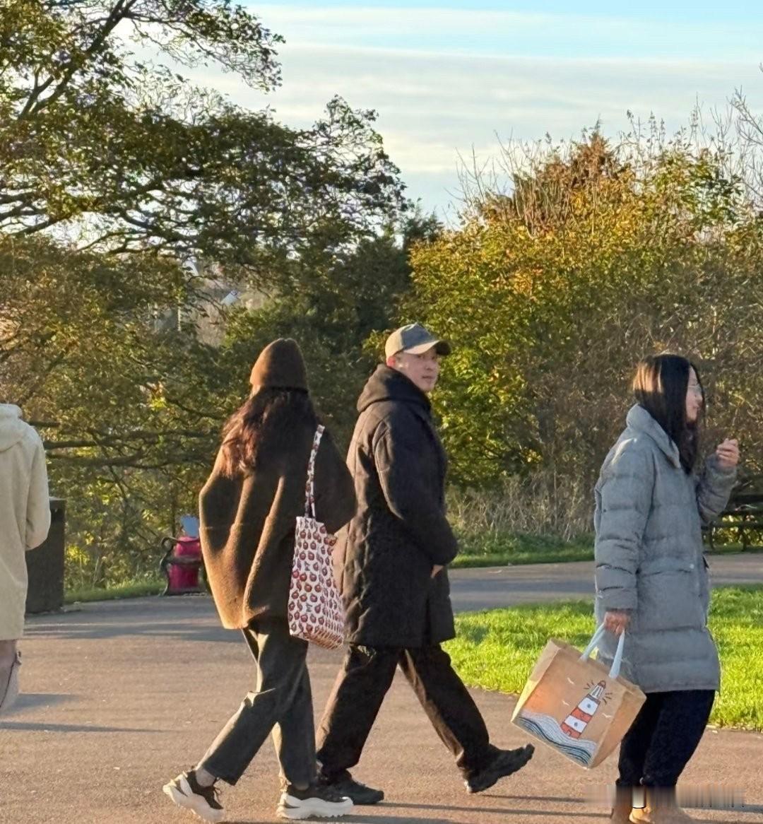 不得不说明星这个群体真的是富可敌国！看他们两儿子就知道了，据说两个孩子都在国