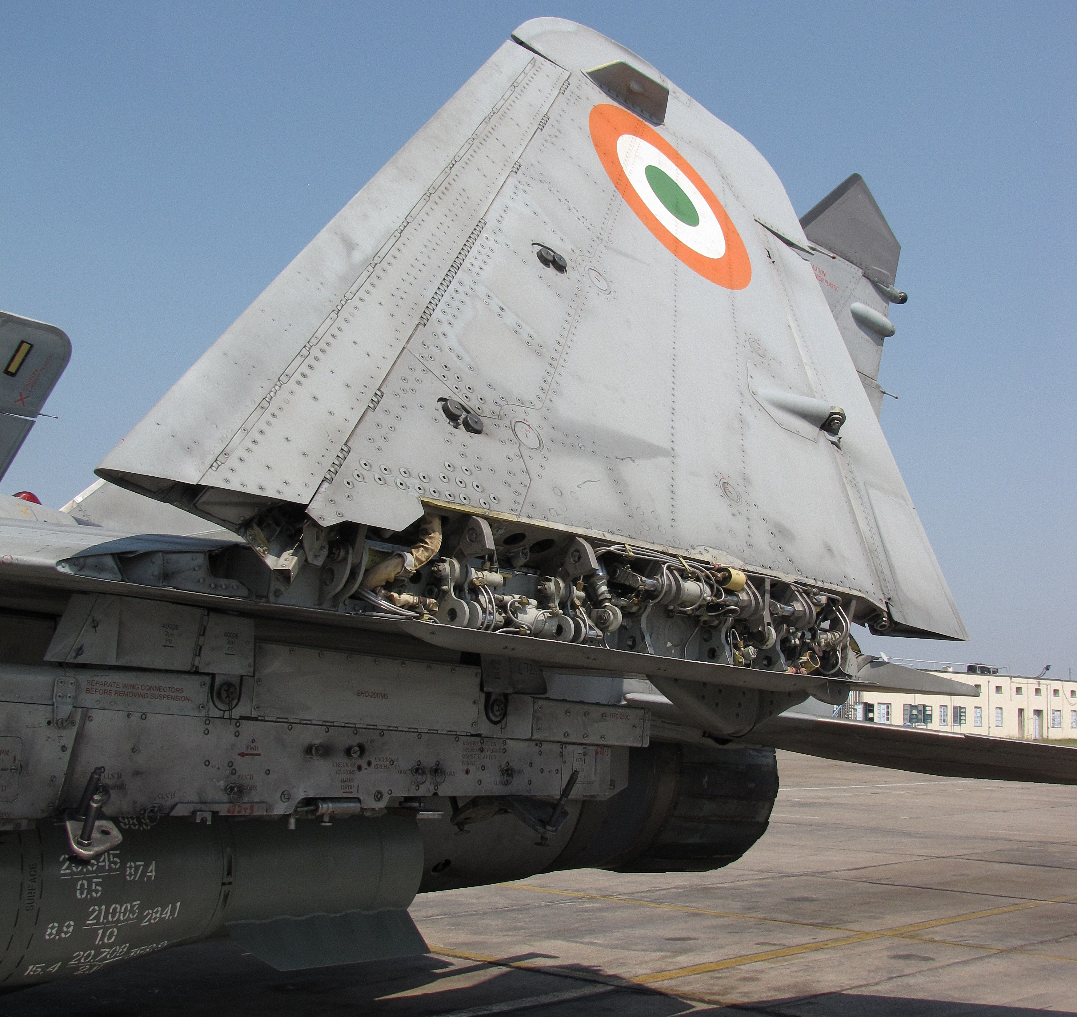 高分辨率图像印度的MIG29，可见机翼上很多铆钉，造一架需要上万道铆钉吗