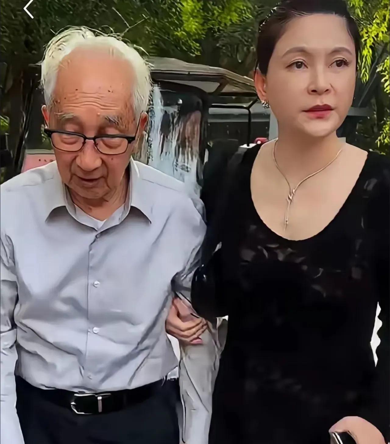 91岁的靳尚谊，娶了46岁的影视明星祁艳，用老话说，这叫老树发新芽，真是一树梨花