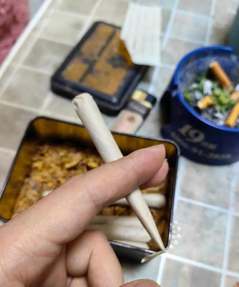 自己酿酒自己喝和自己卷烟自己抽的行为本身在法律上是允许的，但需要注意以下几点：
