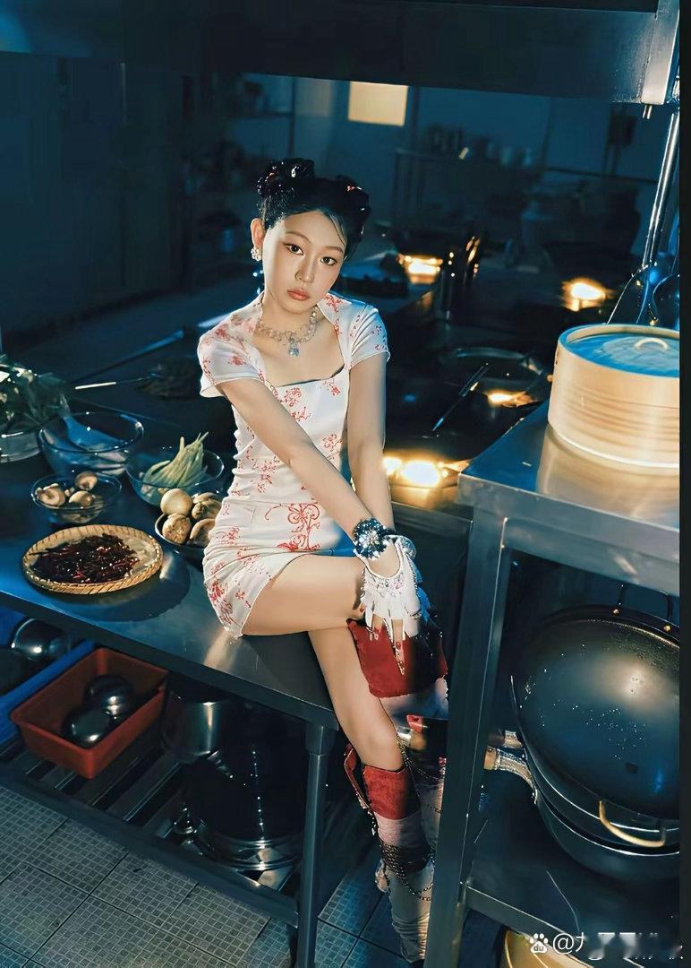 沈佳润第二张专辑即将上线，这次换了种风格，蓬蓬裙换成了旗袍
