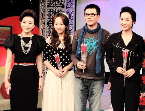 这张4人合照，我一眼就认出了气质清绝、荷骨兰韵的杨澜，宽额贝齿、修项延颈的蒋雯丽