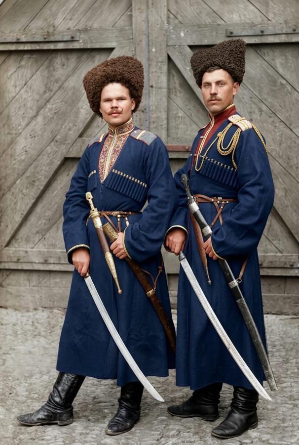 照片应该拍摄于沙皇时代，大家看出来这是哪个民族士兵不？奇怪的是他们怎么都配备长短