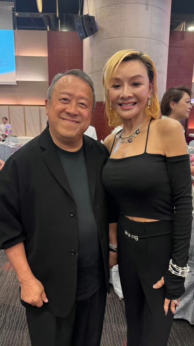 60岁温碧霞和58岁邱淑贞二人都现身在曾志伟举办的慈善晚宴上，二人罕见的同框照也