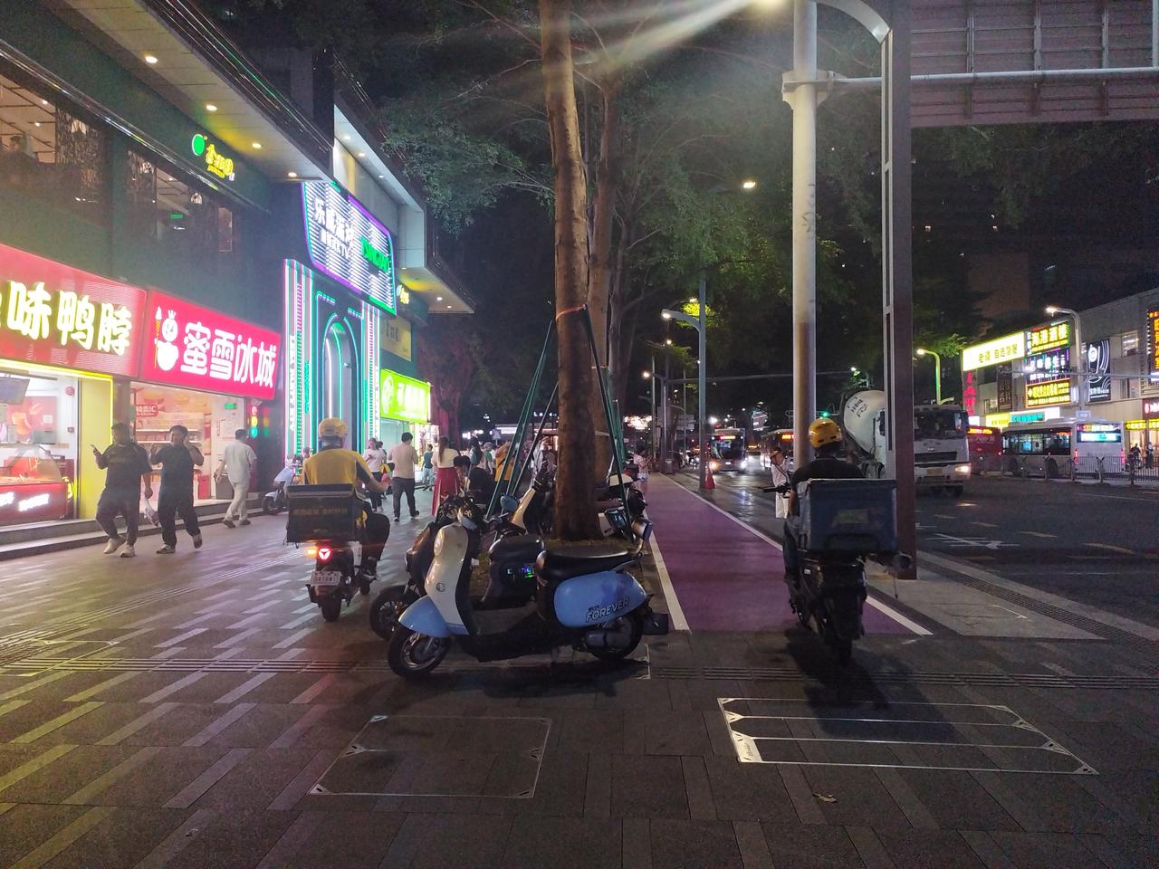 真的只要把城市道路规划好，就能够治理好电动车吗？大家请看这一张图片。这是深圳