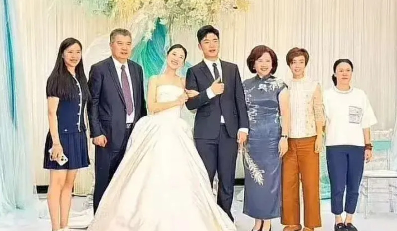 这是谁做的媒人啊！太厉害了，把这两家给牵上姻缘绳了！女方父亲:国乒金牌教练李