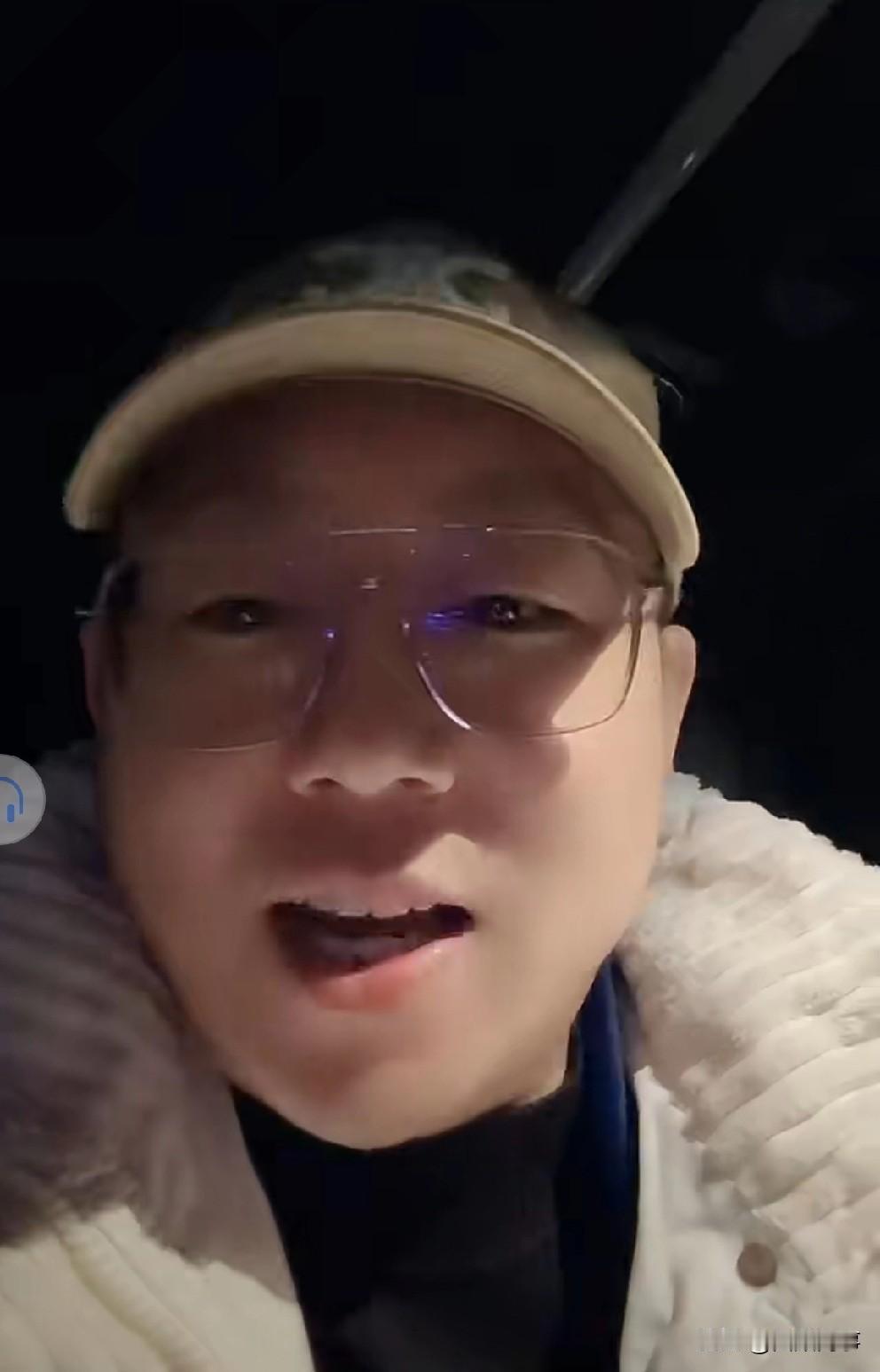 王小源调侃天津李四、王某人闹掰原因！ 王小源拿王某人