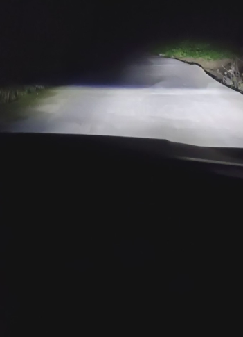 大神们看下这个灯光是啥问题啊刚提的宋大妈没几天，晚上没咋开，昨晚开了才发现左