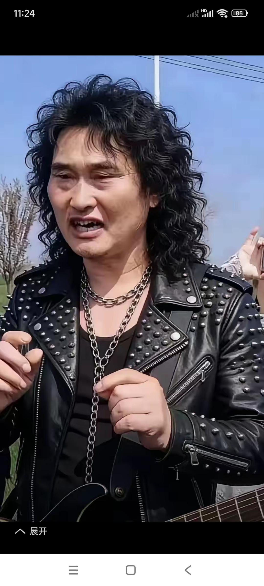 大衣哥朱之文，这是什么造型啊？脖子上挂的是金链子啊，还是铁链子啊？如果是