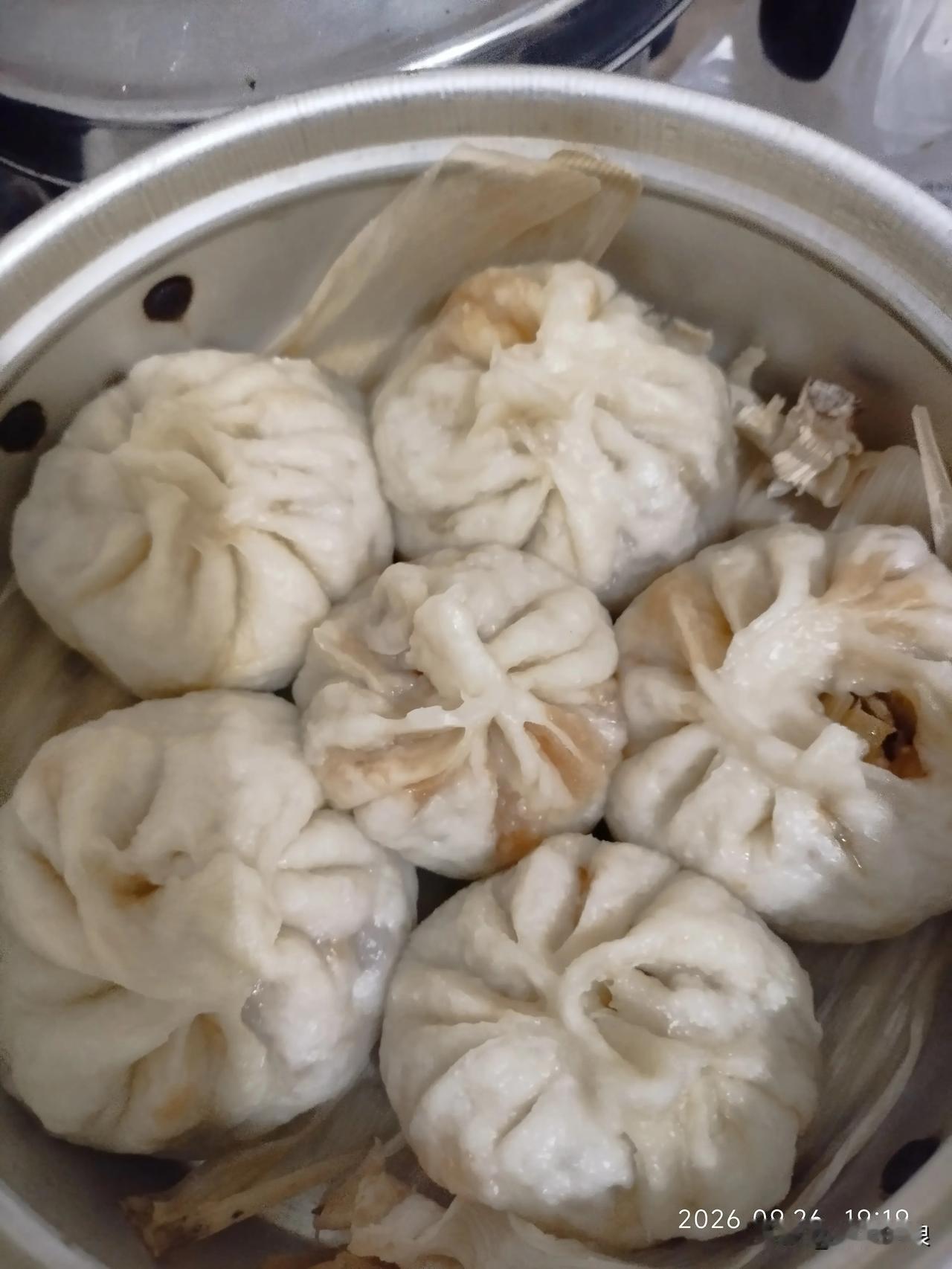 看我蒸的破包子，西红柿馅的，能吃不好看，丑包子