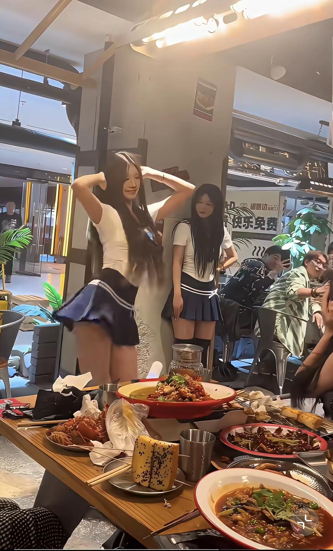 读书刻苦的大学生，一个月一万出头，已经是很不错了……还要朝九晚五的干…～小姐姐