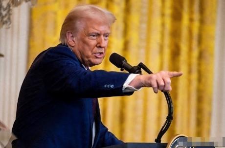 英国首相亲自要求特朗普道歉。针对美国总统特朗普在最新的表态中嘲讽北约成员国中的欧