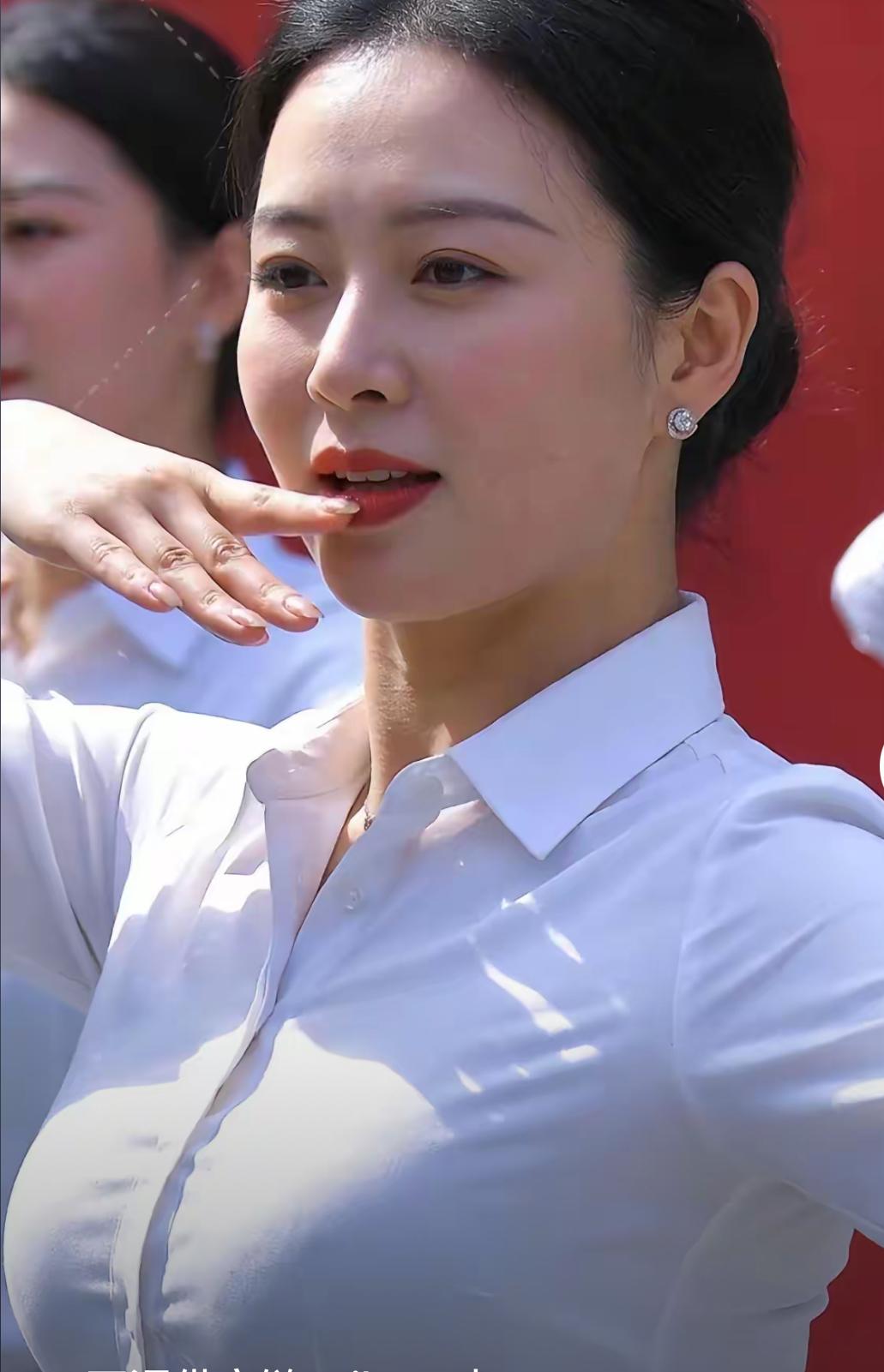 这才是职场女性穿搭的天花板。