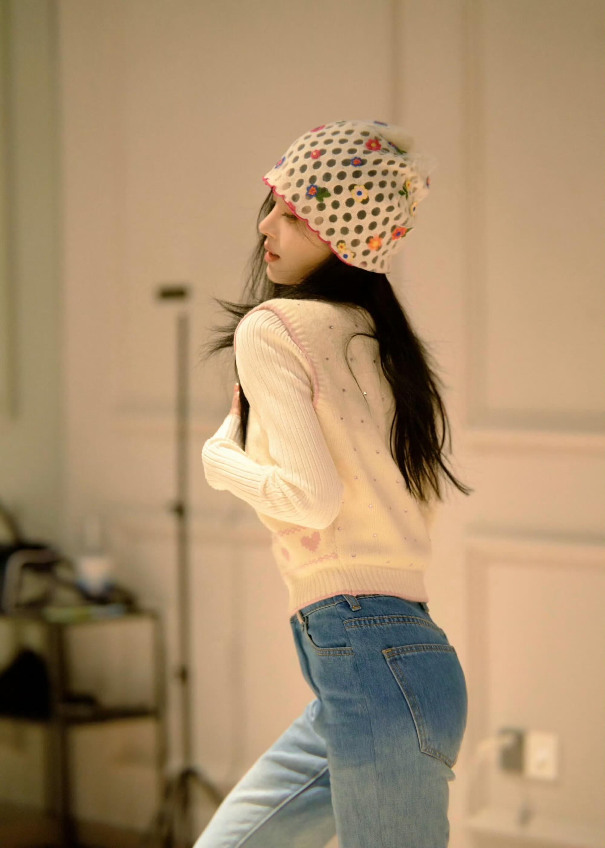 鞠婧祎舞台练习穿搭