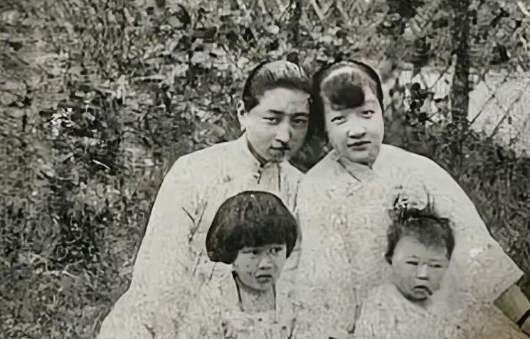 1949年冬天，上海亭子间，一位曾被78个仆人伺候的千金小姐，蜷缩在破棉絮里，咬