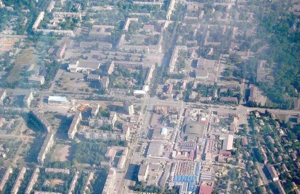顿巴斯的地图最近像被人反复用笔尖戳过：前沿阵地成了破碎线段，箭头从东侧一寸寸拱上