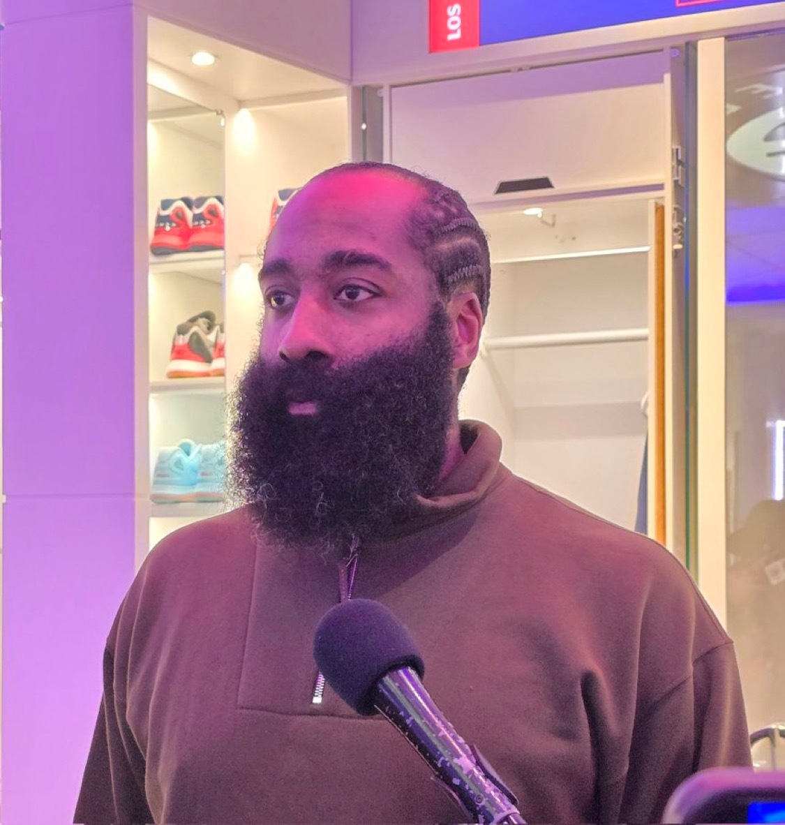 哈登谈到伦纳德30分的表现：“伦纳德是一位非常、非常具有时代感的天才球员。他可以