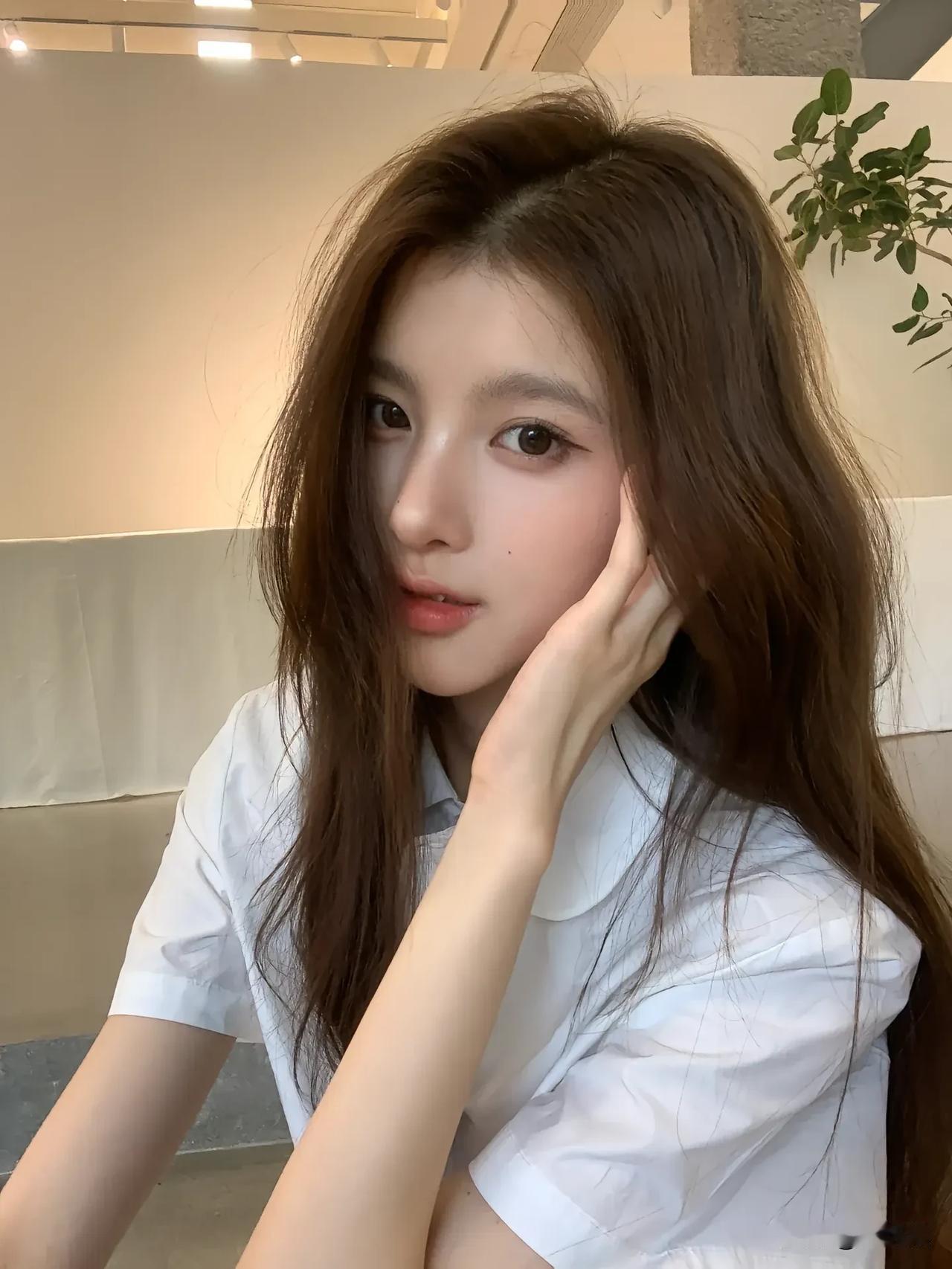 温柔少女心，白色衬衫搭配自然妆容，清新自然。